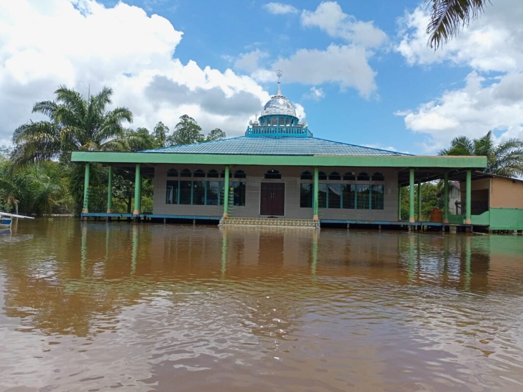 Hadir Di Tengah Masyarakat. Babinsa Koramil 1015-05/Kota Besi Pantau Banjir Di Wilayah Binaan