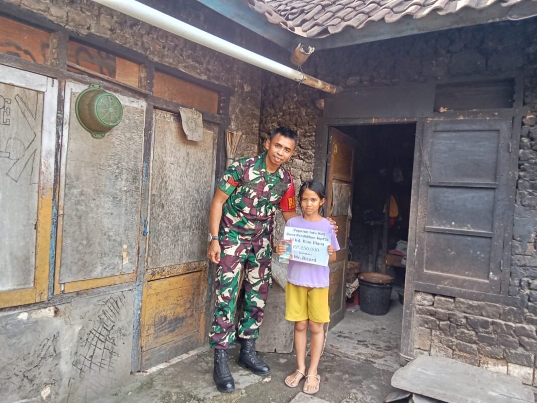 Tunaikan Amanah, Babinsa Klumpu Serahkan Dana Bantuan Pendidikan Dari Yayasan Satu Hati Bali Ke Dua Anak Di Wilayah Binaan