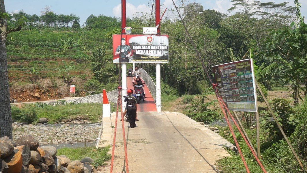 Impian 30 Tahun Terwujud, Warga Kranggan Batang Kini Nikmati Jembatan Gantung Hasil Gotong Royong dengan TNI