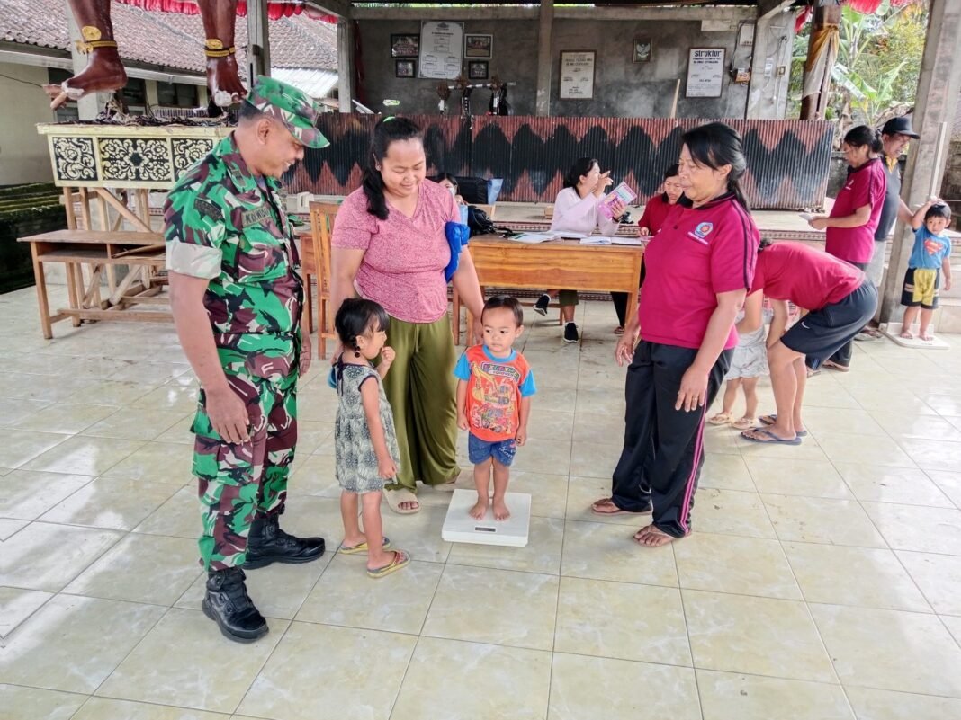 Babinsa Bangbang Dorong Kesehatan Masyarakat dengan Hadiri Posyandu Balita
