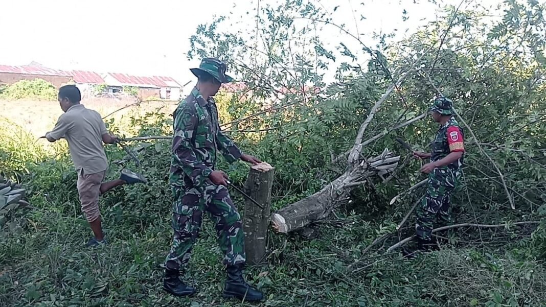 Personel Koramil 1426-07/Pattallassang Bersama Warga Kerja Bakti Bersihkan Selokan Dan Pemangkasan Pohon