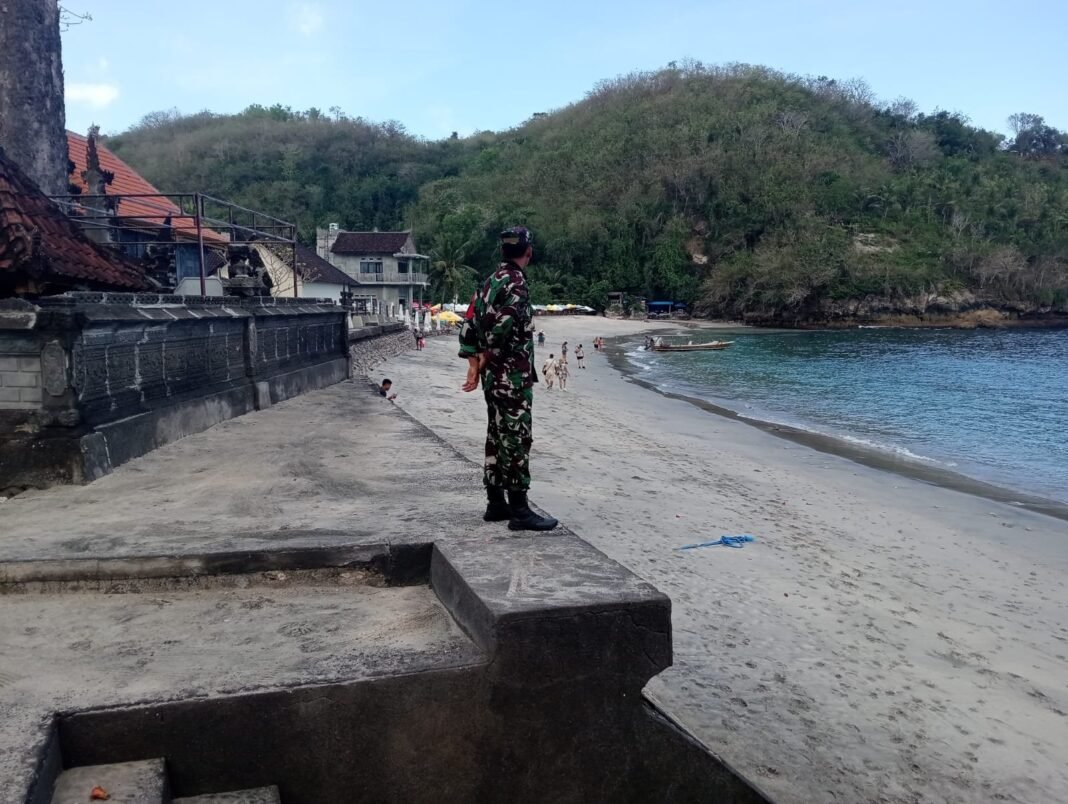 Pantau Pantai Crystal Bay, Babinsa Sakti Sebut Cuaca Cerah Aktifitas Wisatawan Normal