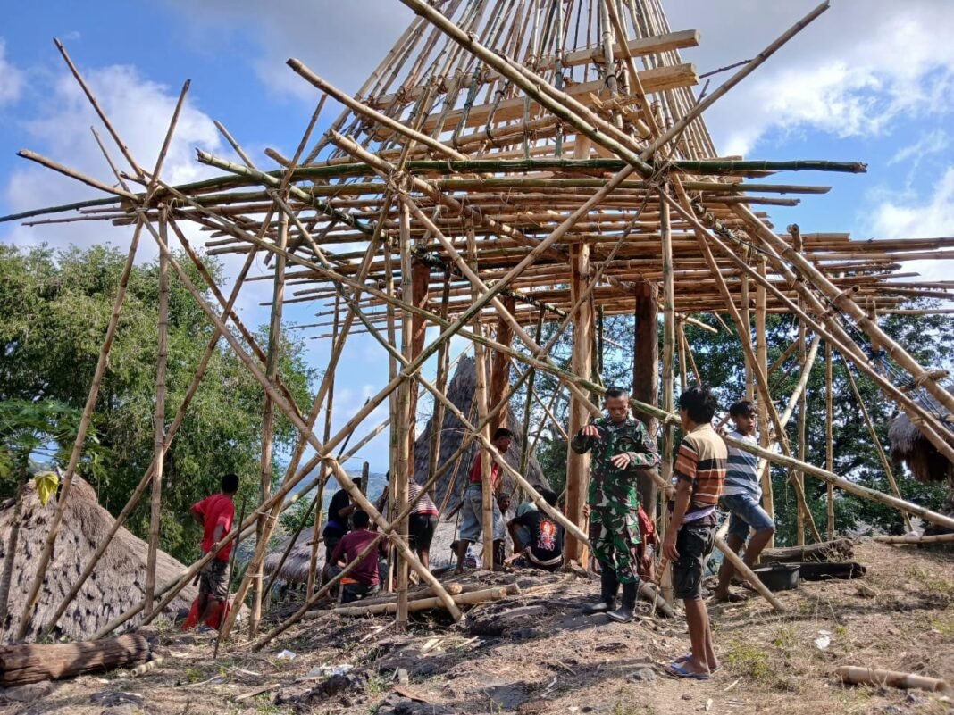 Babinsa Koramil 02/Walakaka Bantu Warga Bangun Rumah di Desa Welibo