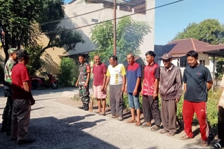 Tanamkan Semangat Gotong Royong, Personel Koramil 1426-05/Marbo Ajak Warga Kerja Bakti