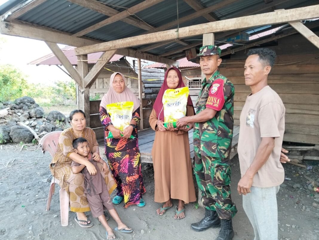 Babinsa Koramil 1614-05/Pekat Ringankan Beban Warga Lewat Gerakan Pangan Murah