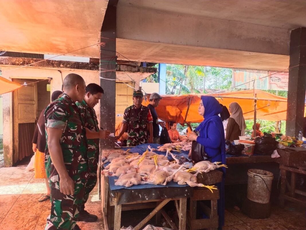 Babinsa Koramil 1420-07/Baranti Pantau Harga Sembako di Pasar Sentral Baranti