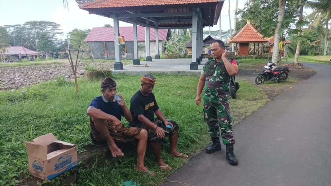 Wujud Sinergi, Babinsa Desa Apuan Adakan Komsos dengan Tokoh Adat Bahas Keamanan Lingkungan