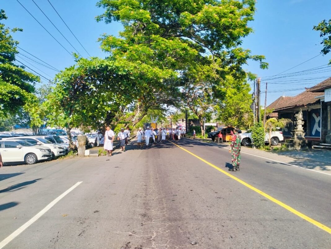 Sinergitas Sukseskan Upacara Keagamaan, Babinsa Pikat kawal Ketat Upacara Nganyud Dusun Intaran Buug Ke Pura Segare Goa Lawah