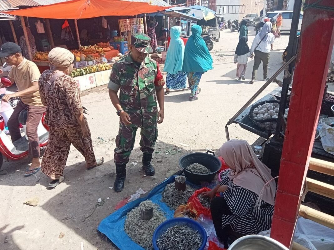 Babinsa Koramil 06/Panca Rijang Pantau Harga Sembako Di Pasar Rappang
