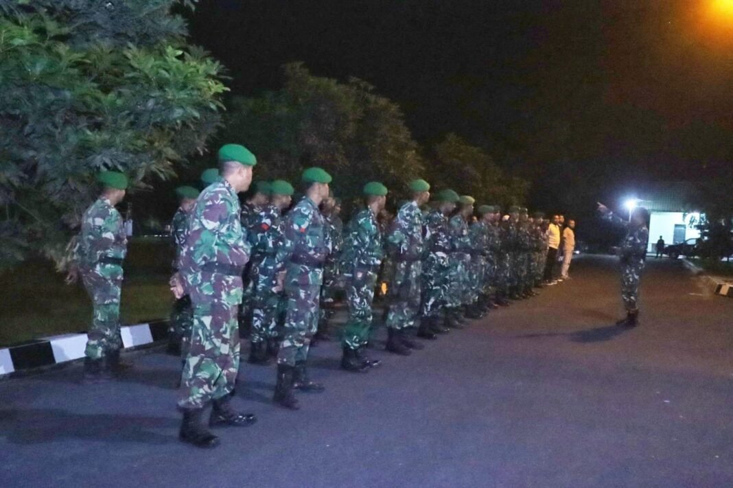 Kebersamaan TNI dan Warga Terwujud dalam Patroli Siskamling Kodim 1508/Tobelo
