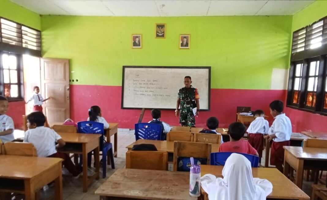 Tanamkan Rasa Cinta Tanah Air, Babinsa Napan Berikan Materi Pengetahuan Wawasan Kebangsaan Kepada Siswa