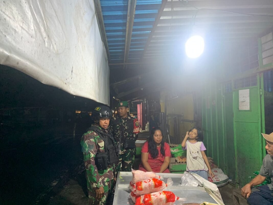 Ciptakan Rasa Aman, Personel Kodim 1705/Nabire Rutin Patroli Malam ke Pemukiman dan Area Publik