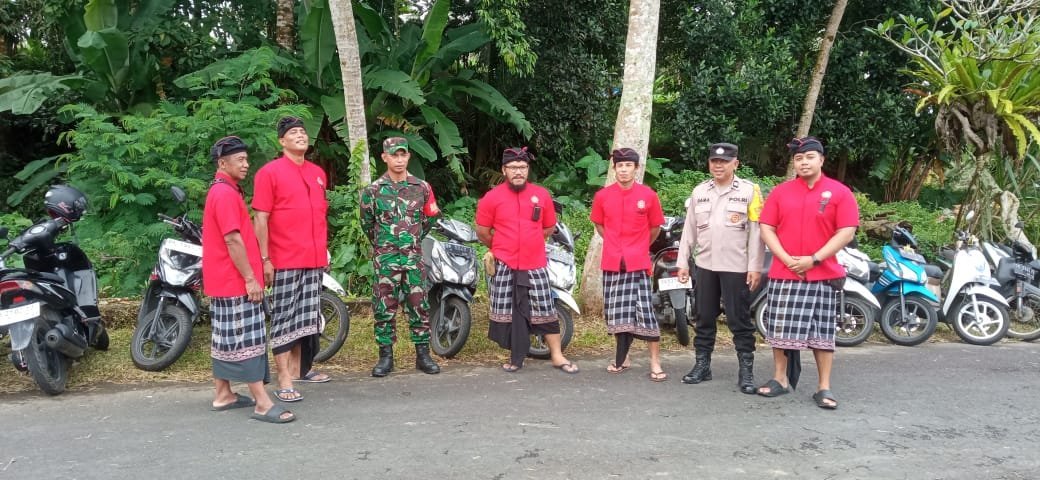 Babinsa Bebalang Bersinergi dengan Bhabinkamtibmas Gelar Patroli Jaga Kegiatan Adat Aman dan Lancar