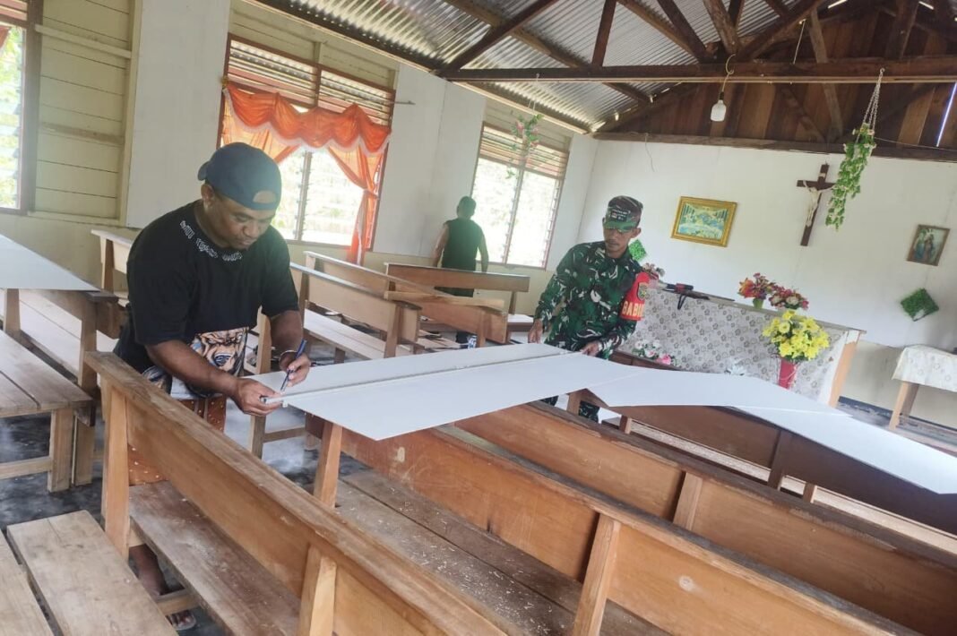 PEDULI TERHADAP RUMAH IBADAH, BABINSA SIRIWO BANTU PEMASANGAN DINDING GEREJA DI KAMPUNG BINAAN