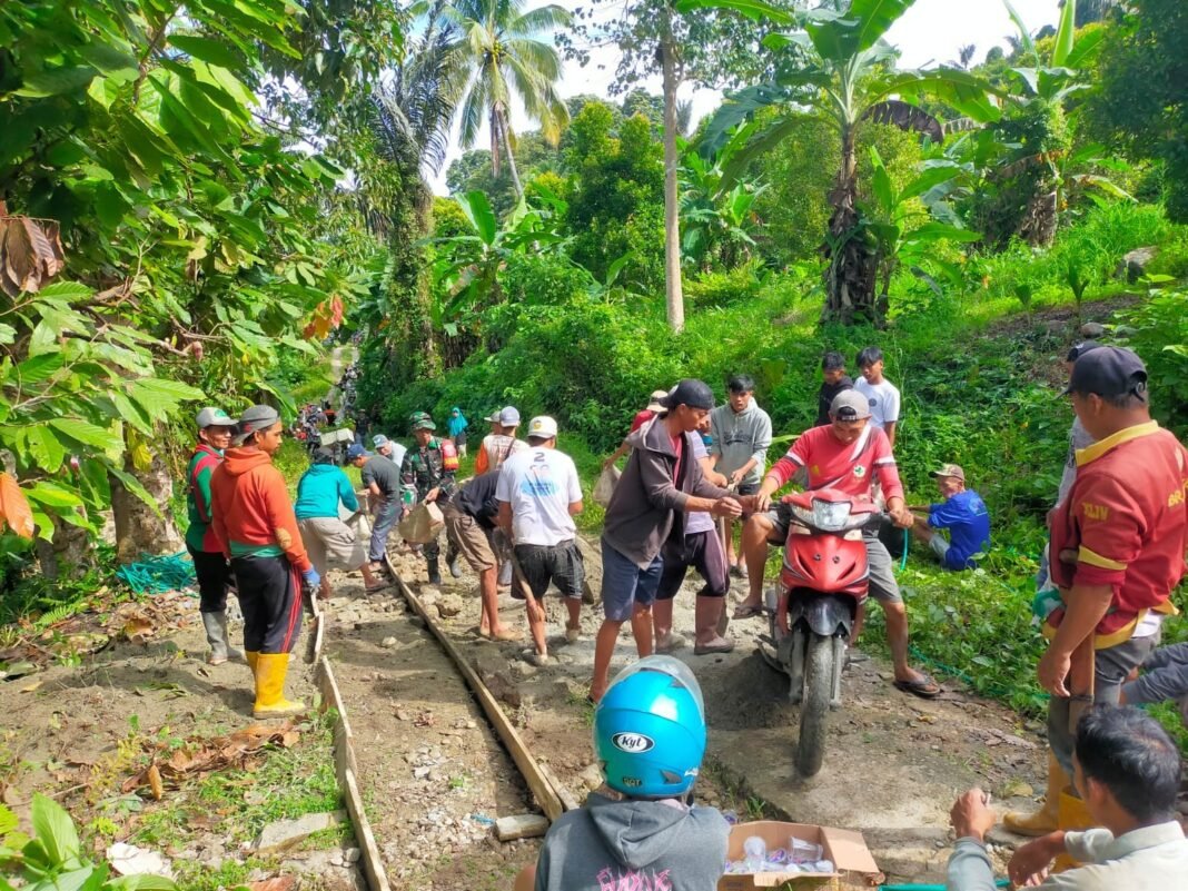 Anggota Koramil 05/Pakue Kodim 1412/Kolaka Bantu Pengecoran Jalan Usaha Tani di Desa Koreiha