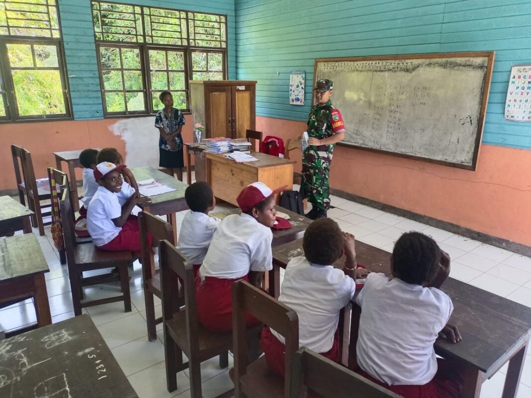 Tanamkan Nasionalisme, Babinsa Siriwo Beri Materi Wawasan Kebangsaan di SDN KM 93