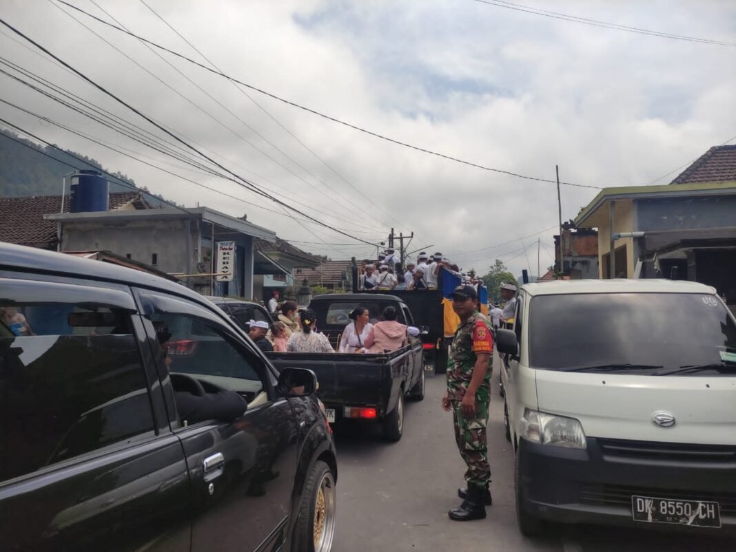 Babinsa Buahan Bersama Aparat Desa Amankan Prosesi Adat Ngiringang Ida Sesuhunan