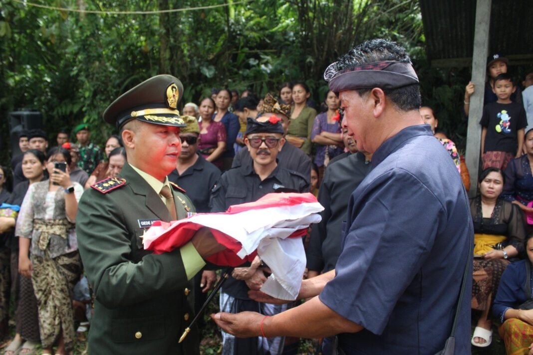 Dandim 1626/Bangli Pimpin Upacara Persemayaman dan Perabuan Prajurit Terbaik Pratu I Made Yudha Wirathama