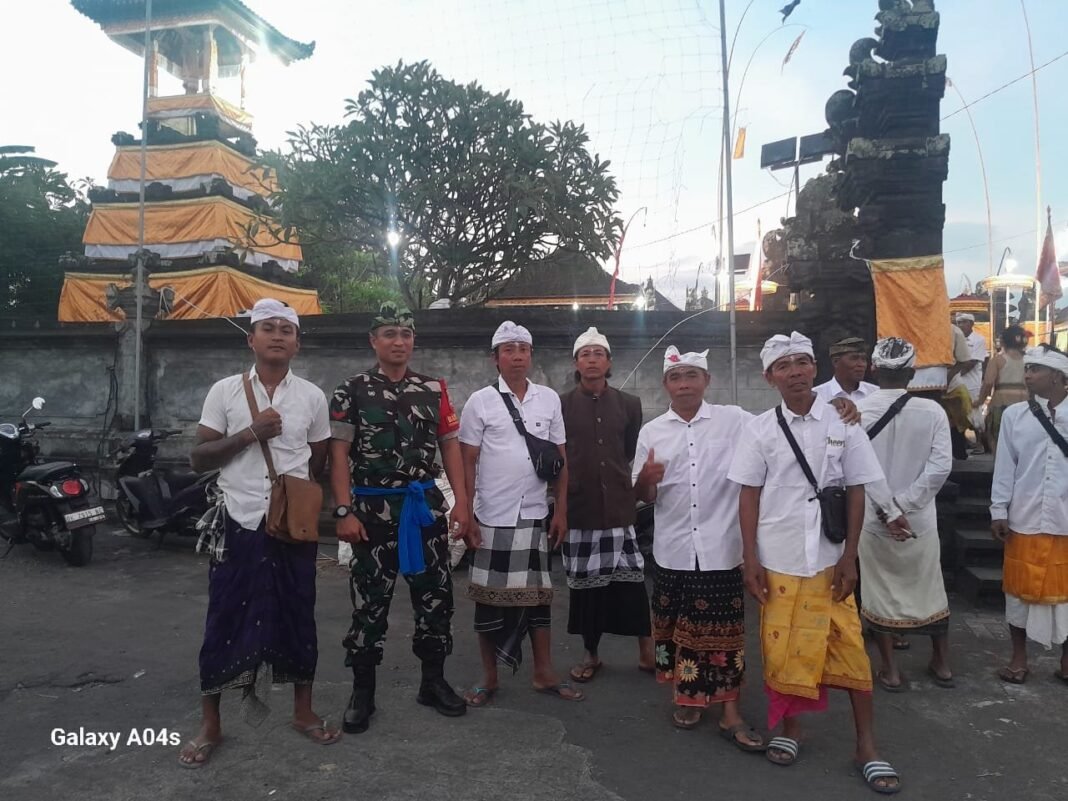 Pastikan Berjalan Aman Dan Lancar, Babinsa Jumpai Bersama Pecalang Hadir Amankan Ida Bhatara Mesolah