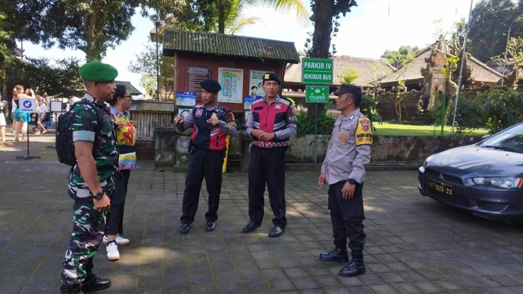 Babinsa Kubu Pastikan Keamanan Wisatawan di Desa Wisata Penglipuran Bangli