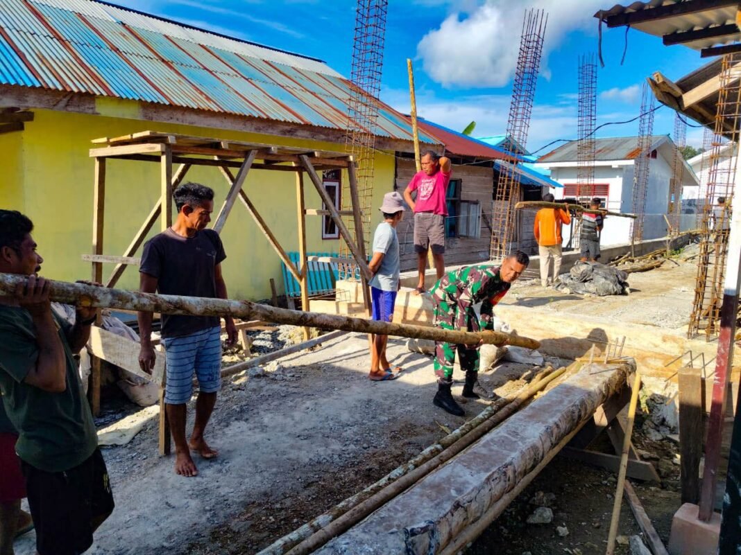 Tak Pernah Lelah Babainsa Desa Goeng Koramil 1512-01/Weda Bersama Warga Gotong Royong Angkat Material Untuk Pembangunan Gereja