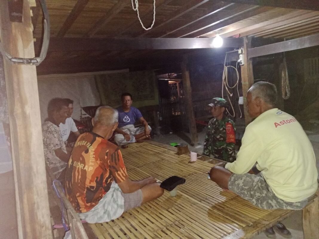 Babinsa Koramil 1420-01/Panca Lautang Ajak Warga Desa Lise Aktifkan Siskamling untuk Tingkatkan Keamanan Lingkungan