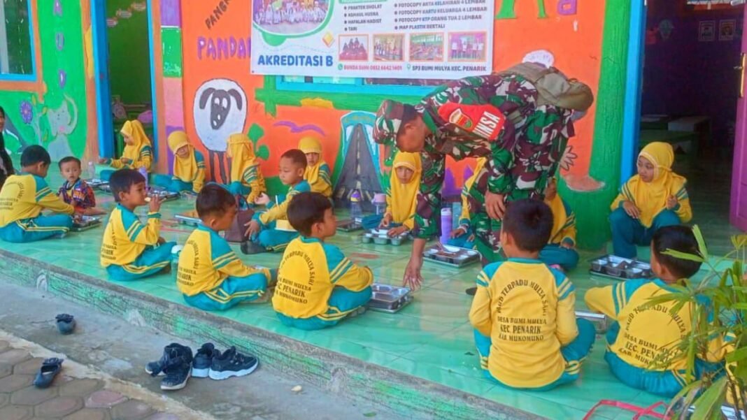 Pastikan Tepat Sasaran & Merata, Kodim 0428/Mukomuko Dampingi Penyaluran MBG