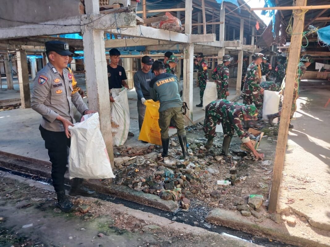 Sambut HUT TNI Ke-80, Personel Kodim 1412/Kolaka Bersama Polsek Ngapa, Damkar dan Masyarakat Gelar Karya Bakti Pembersihan Pasar