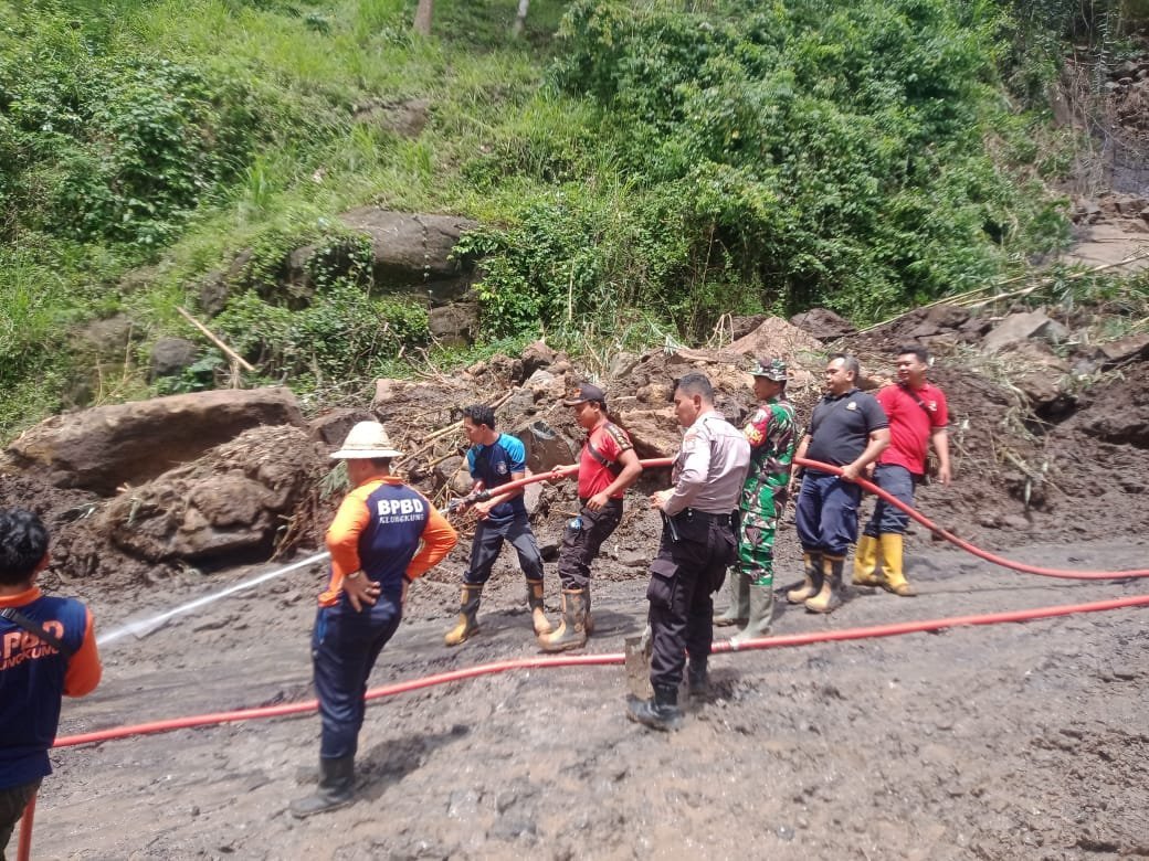 Buka Akses Jalan, Aparat Gabungan Terjunkan Alat Berat Evakusi Material Longsor Di Bukit Abah