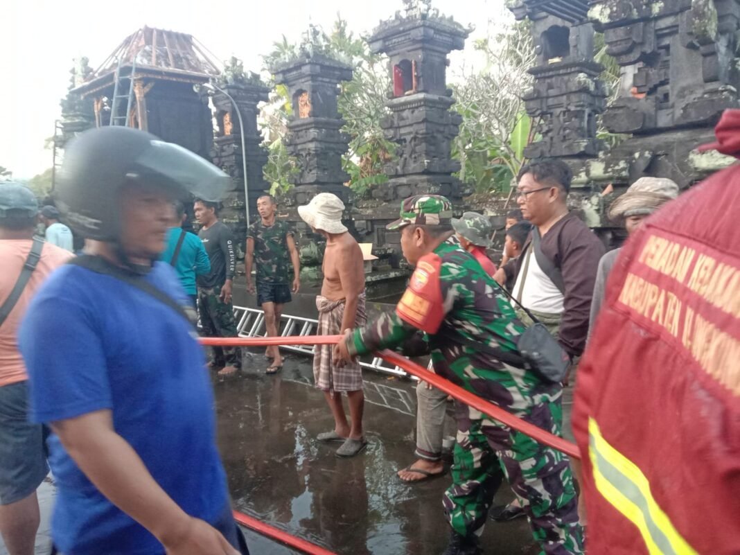 Gerak Cepat, Babinsa Getakan Bersinergi Padamkan Kebakaran Di Pura Penataran Pande Meranggi