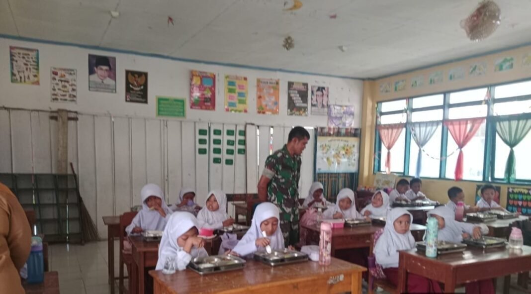 Babinsa Koramil 1426-03/Galut Dampingi Pendistribusian Makan Bergizi Gratis