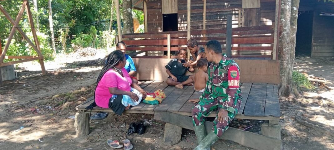 Kedekatan Babinsa Kwatisore bersama warga di wilayah selalu terjalin.
