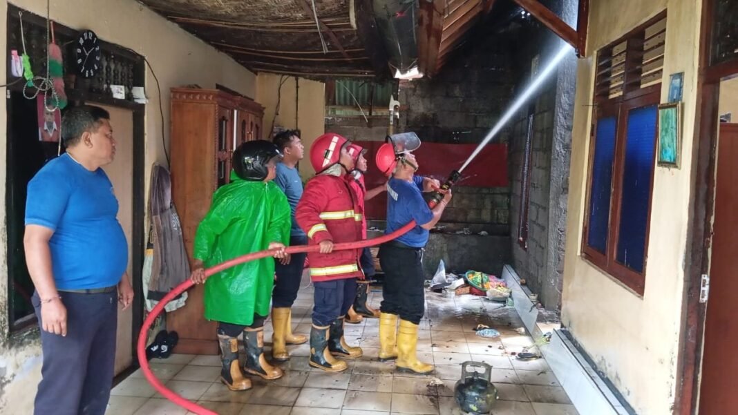 Si Jago Merah Lalap Dapur Warga, Babinsa Bakas Bersama Damkar Berjibaku Padamkan Api