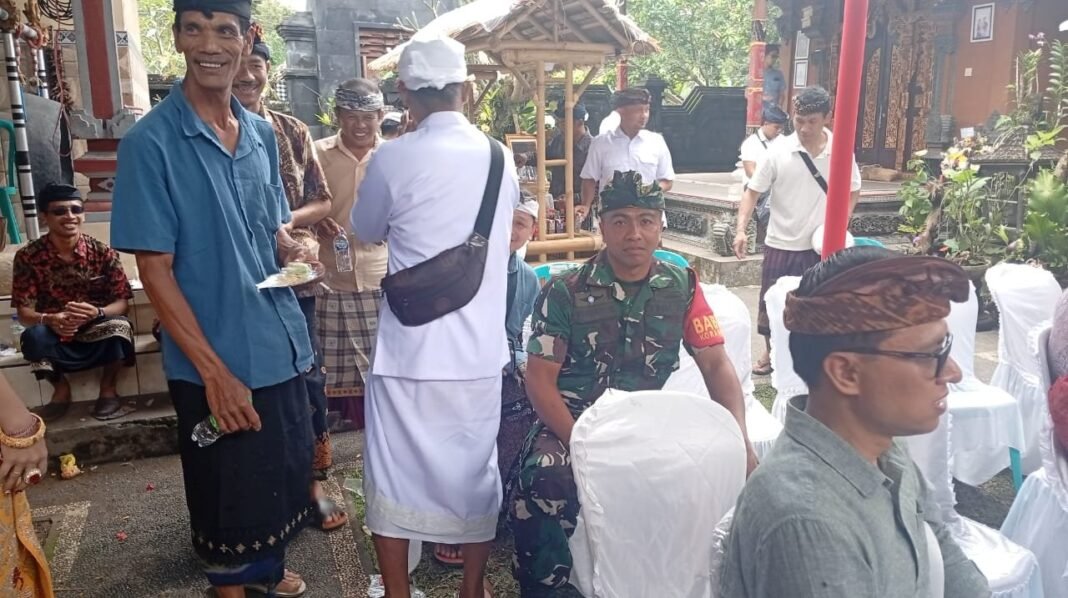 Pererat Silaturahmi, Babinsa Undisan Hadiri Upacara Mepandes di Banjar Sekaan
