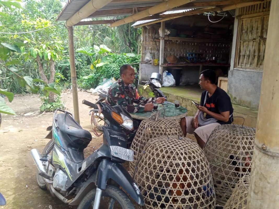 Babinsa Desa Sulahan Gelar Komsos dengan Tokoh Masyarakat di Banjar Alisbintang