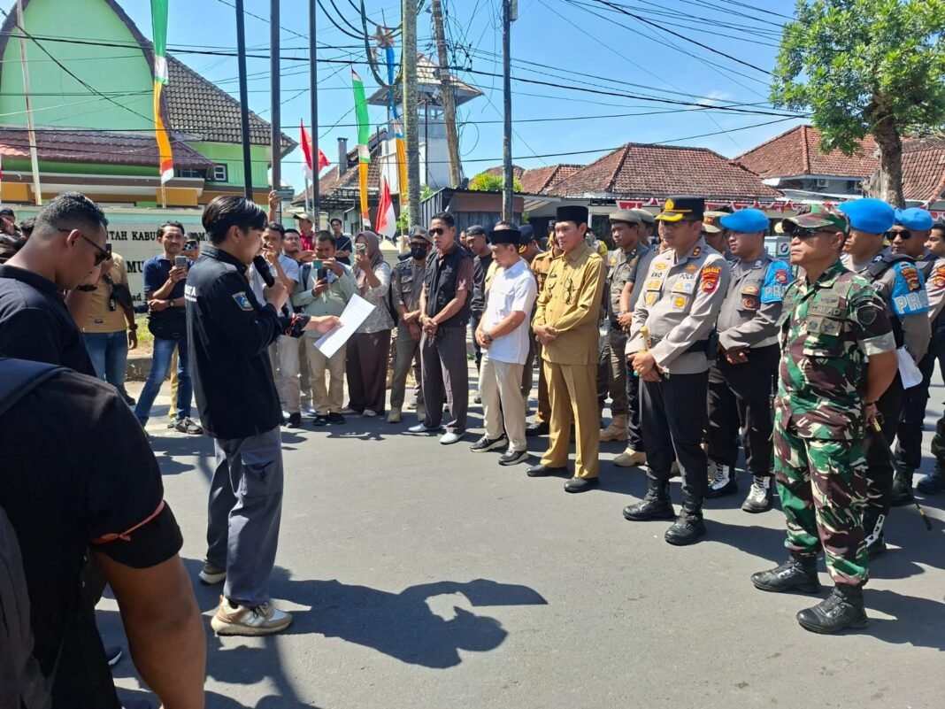 TNI Dan Polri Amankan Aksi Demo Yang Digelar Di Kantor DPRD Lombok Tengah
