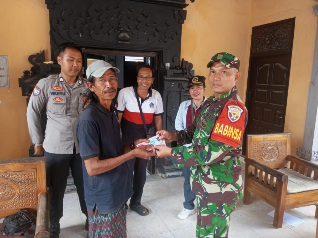 Selalu Ada Ditengah Warga Binaan, Babinsa Bunga Mekar Kawal Penyaluran BLT DD