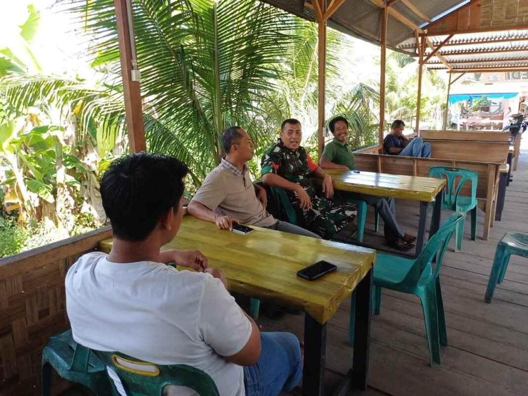 Komsos ke Desa Binaan, Babinsa Koramil 04/Meureubo Pantau Perkembangan Kamtibmas