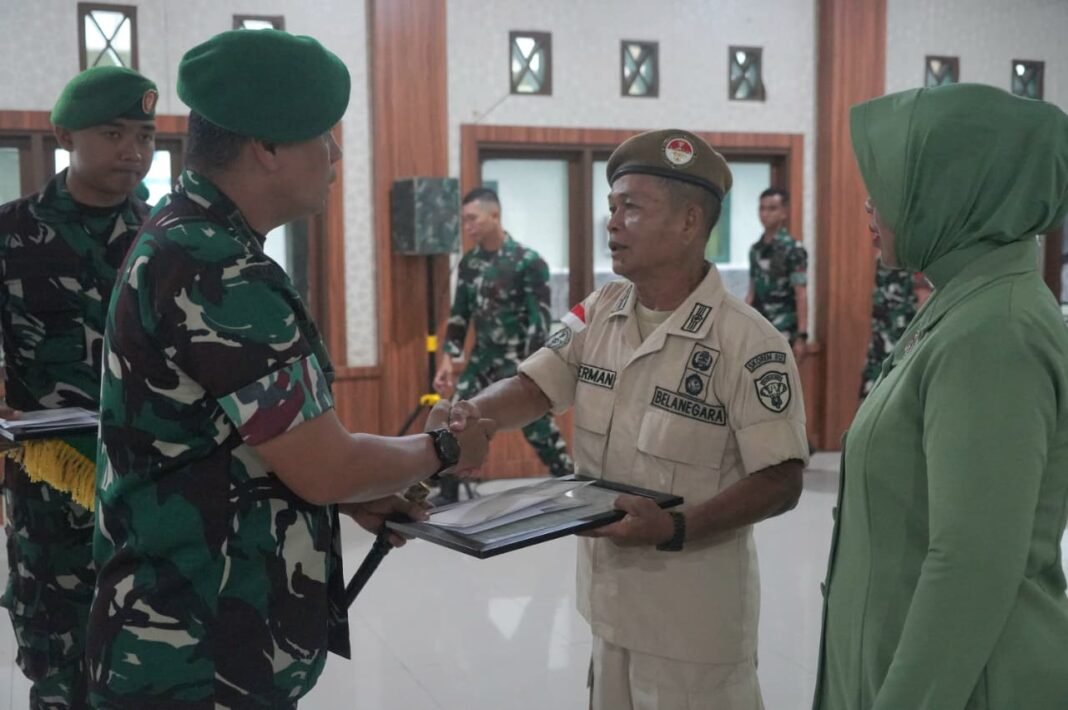Danrem 012/TU Berikan Penghargaan kepada Kapten Inf Subari dan PNS Suherman yang Purna Tugas