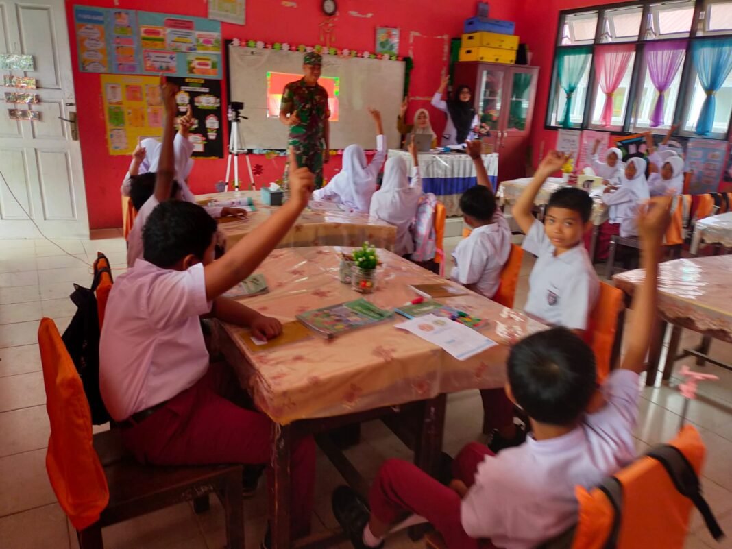 Babinsa Koramil 05/Panga Tanamkan Wawasan Kebangsaan pada Siswa-siswi SD N 1 Panga