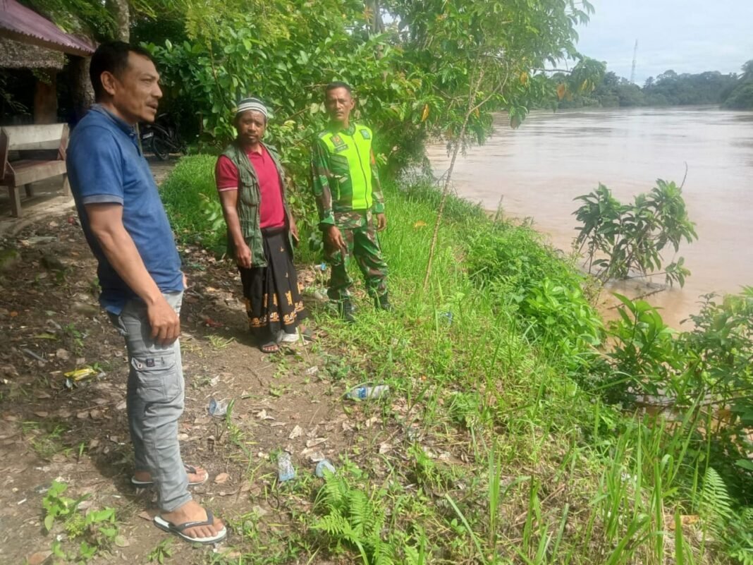 Babinsa Koramil 03/Kaway XVI Laksanakan Sosialisasi Bahaya Banjir di Desa Binaan