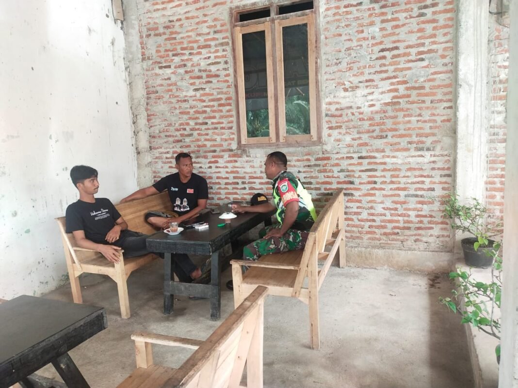 Babinsa Sampoiniet Jalin Komunikasi Sosial, Pererat Hubungan TNI-Rakyat di Desa Seumantok