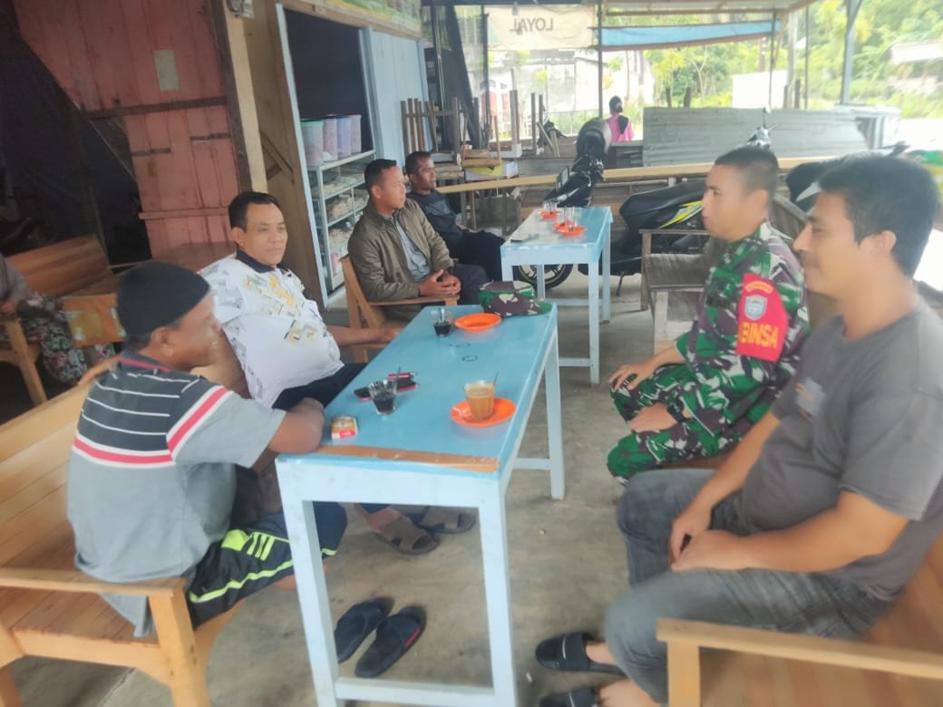 Babinsa Koramil 08/Arongan Lambalek Laksanakan Komsos di Warung Kopi