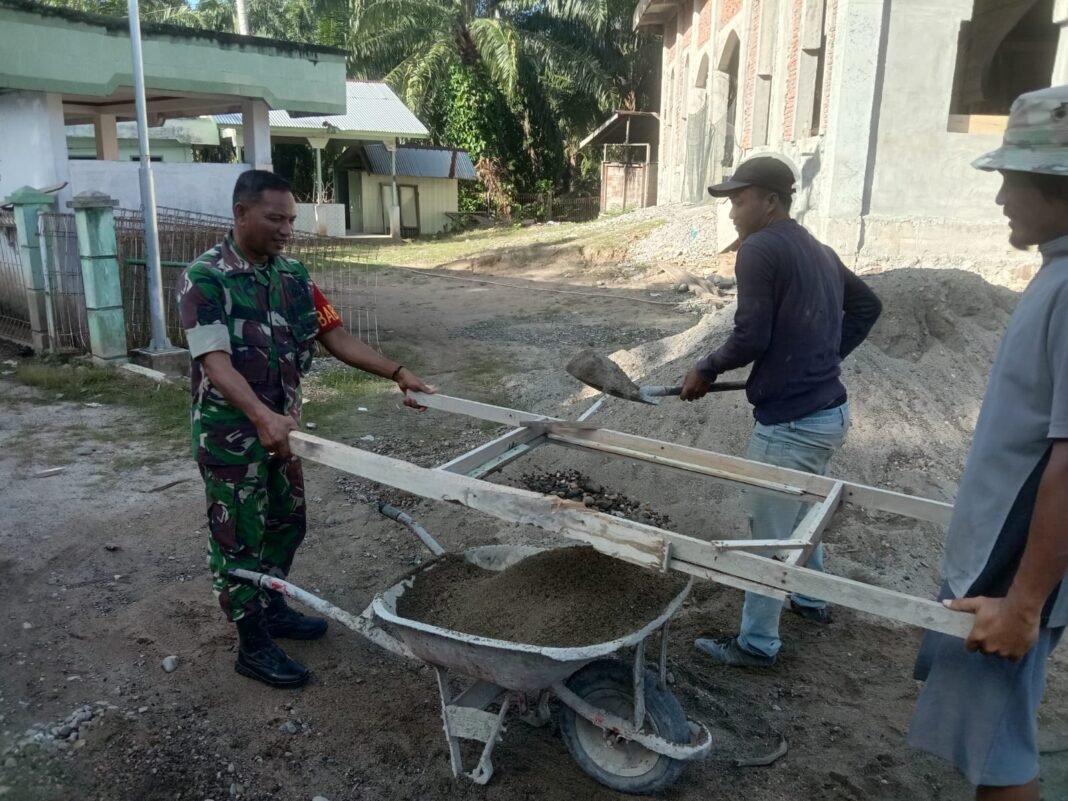 Babinsa Teunom Bantu Pembuatan Teras Masjid di Desa Blang Baro