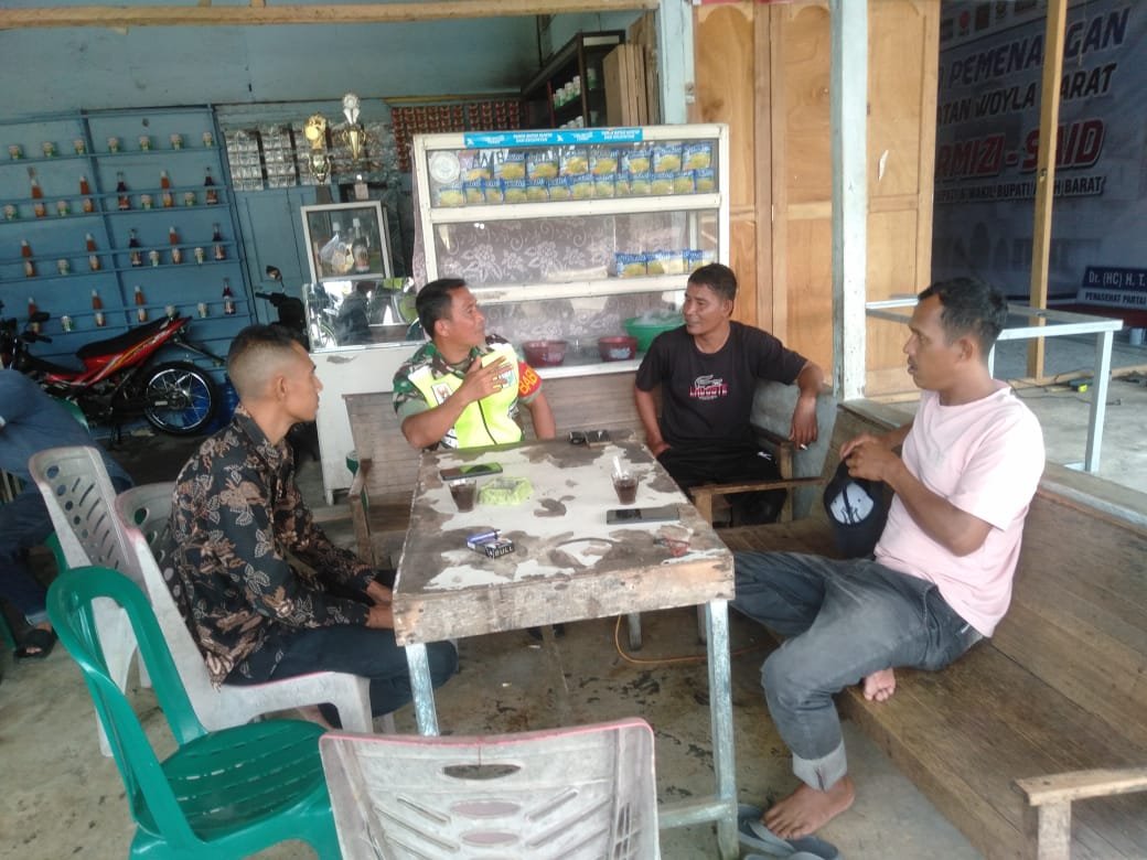 Babinsa Koramil 0105-10/Woyla Barat Serda Hendri Saputra Gelar Komunikasi Sosial dengan Pemuda Desa Pasi Jeut Bahas Persiapan Maulid Akbar