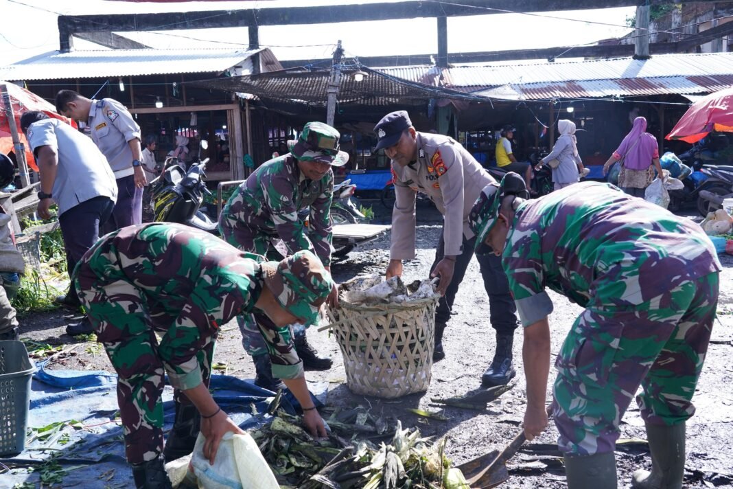 HUT TNI ke-80, Korem 012/Teuku Umar dan Masyarakat Bergotong Royong Membersihkan Pasar