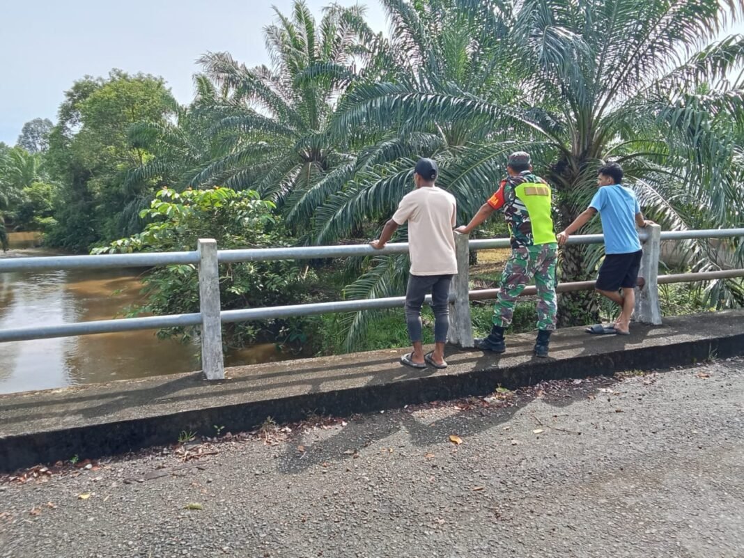 Babinsa Ramil 11 Ingatkan Warga Jaga Aliran Sungai Antisipasi Banjir