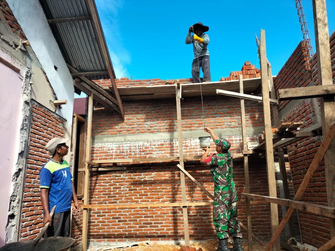 Babinsa Koramil 05/Panga, Koptu Izrillah, Gotong Royong Bantu Warga Bangun Dapur Rumah