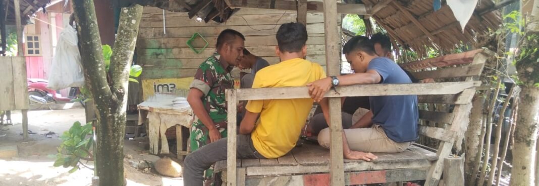 Babinsa Indra Jaya Lakukan Komsos, Ingatkan Pemuda Jaga Ketertiban dan Kebersihan Desa