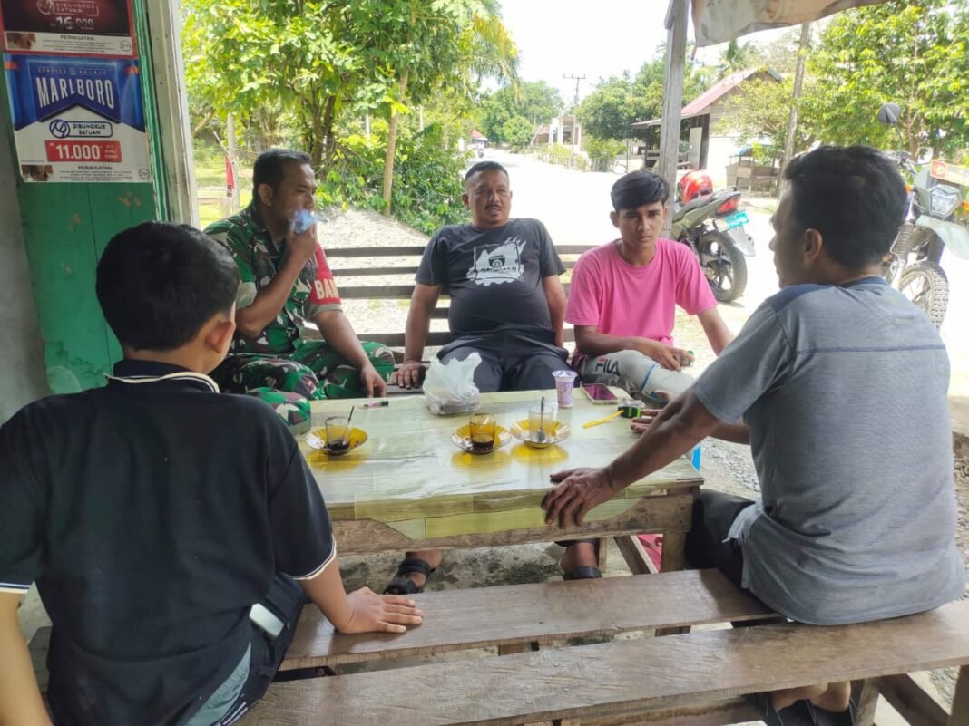 Babinsa Posramil 05/Pante Ceureumen Terus Laksanakan Komsos Bersama Warga Desa Binaan